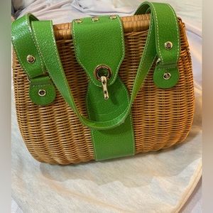 NWT Kate Spade purse! Average sized bag. Great for spring/summer seasons!💚🌻